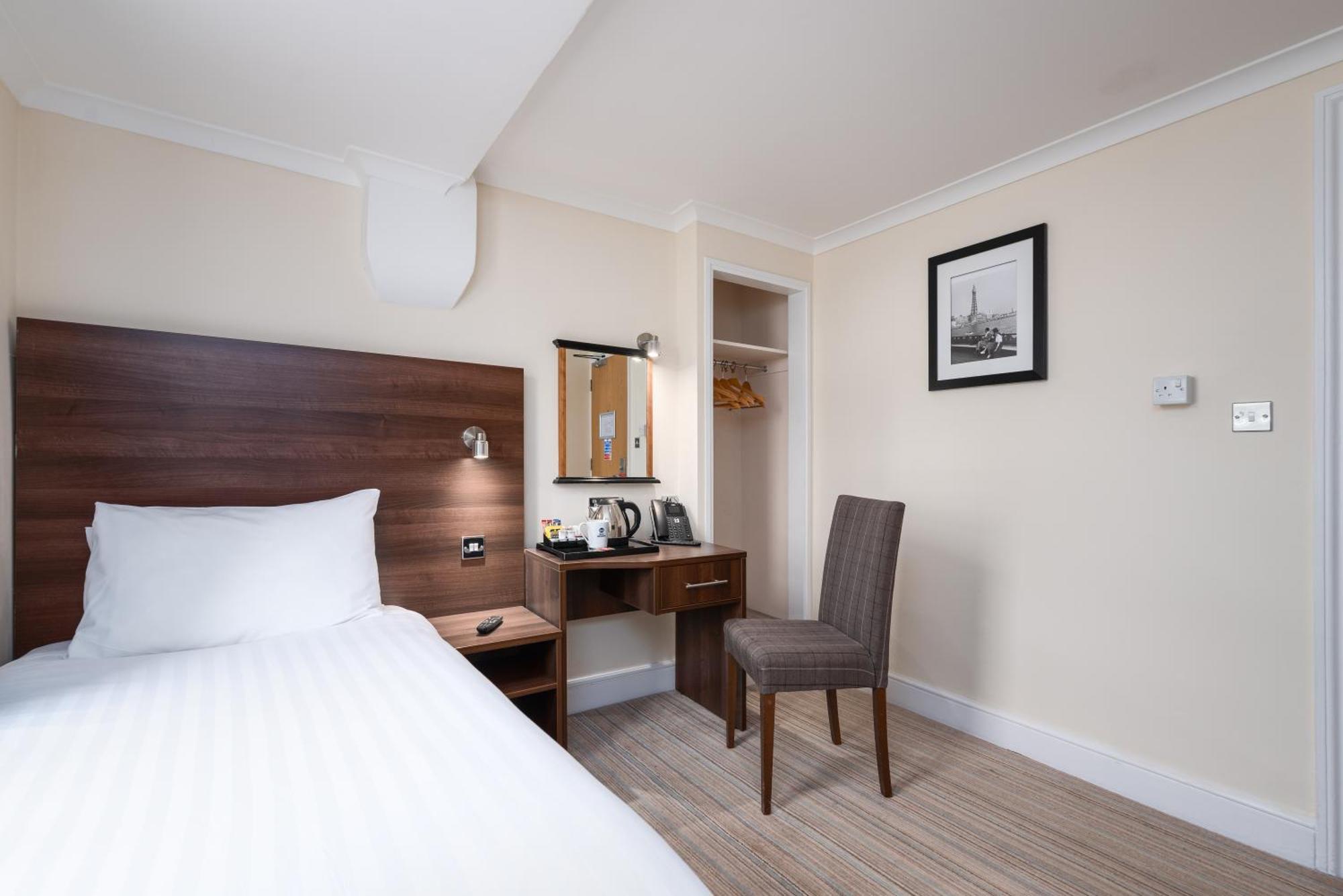 Best Western Carlton Hotel Блэкпул Номер фото